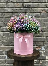 Цветочная композиция из Гипсофила и Розы в шляпной коробке в Григорово Новгородская область