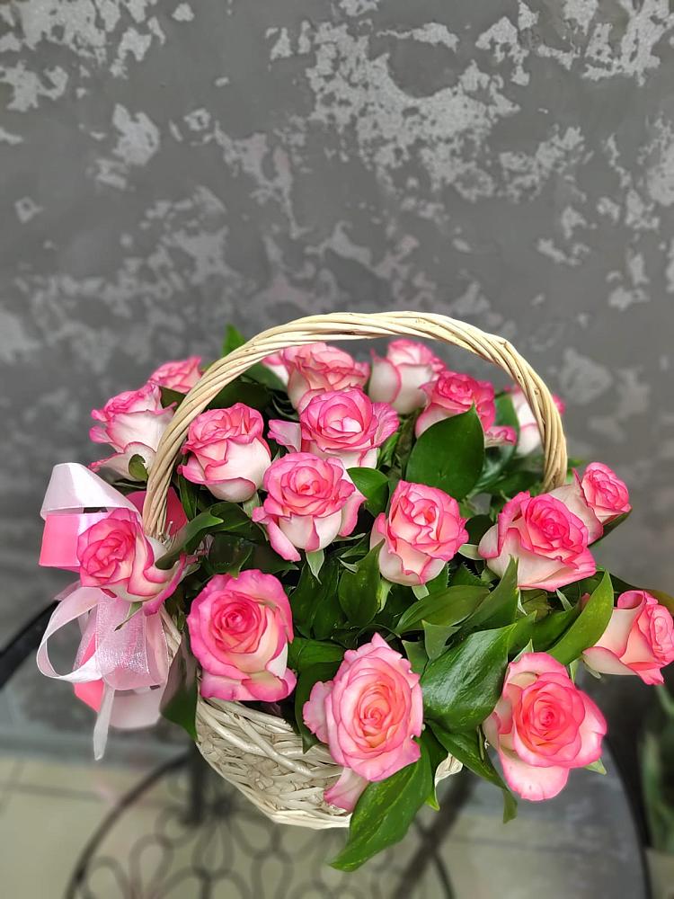 Цветочная композиция из Розы в корзине в Григорово Новгородская область