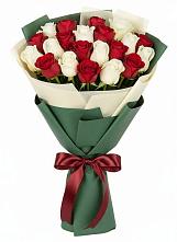 Букет Микс из красных и белых роз в Григорово Новгородская область