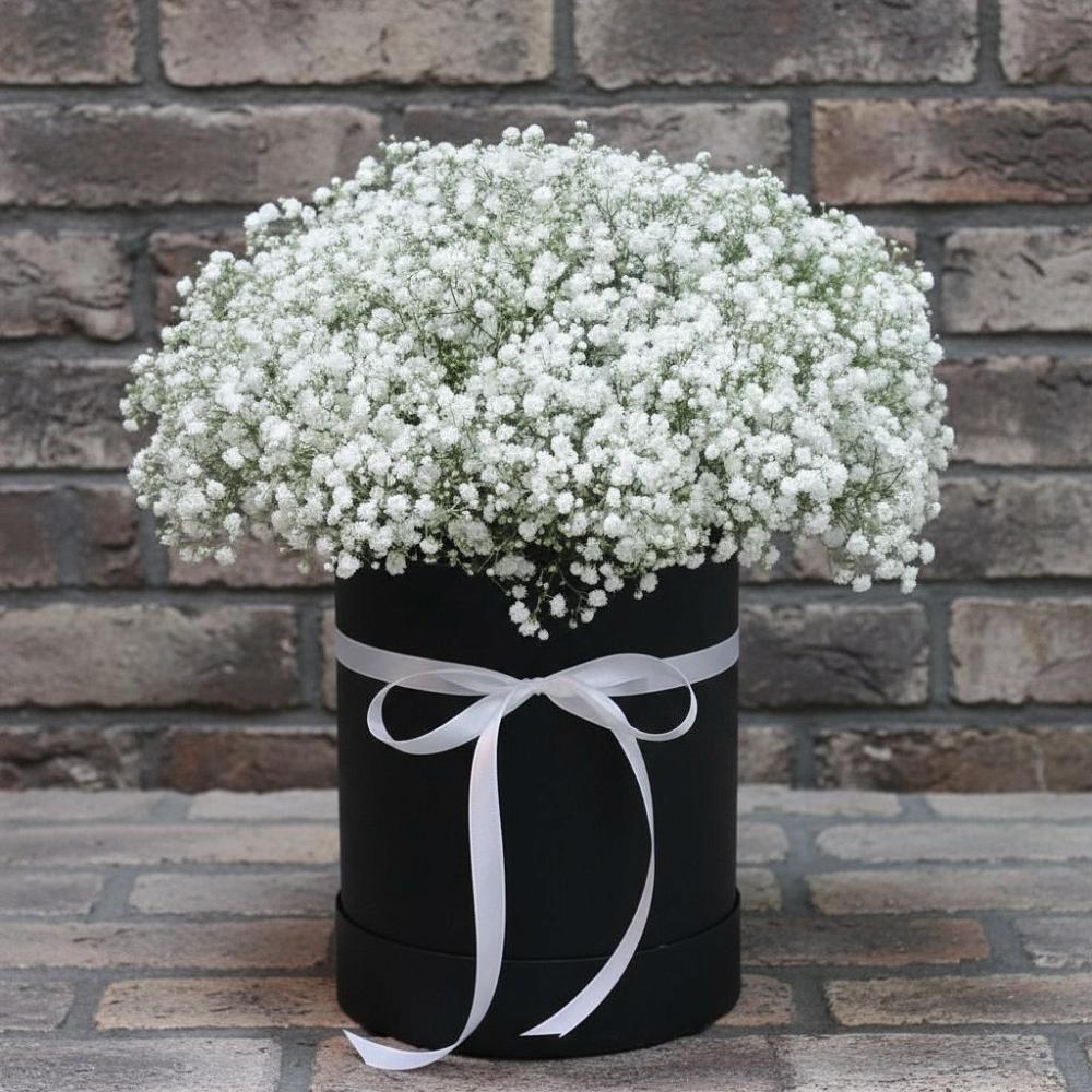 Цветочная композиция из Гипсофила в шляпной коробке в Григорово Новгородская область