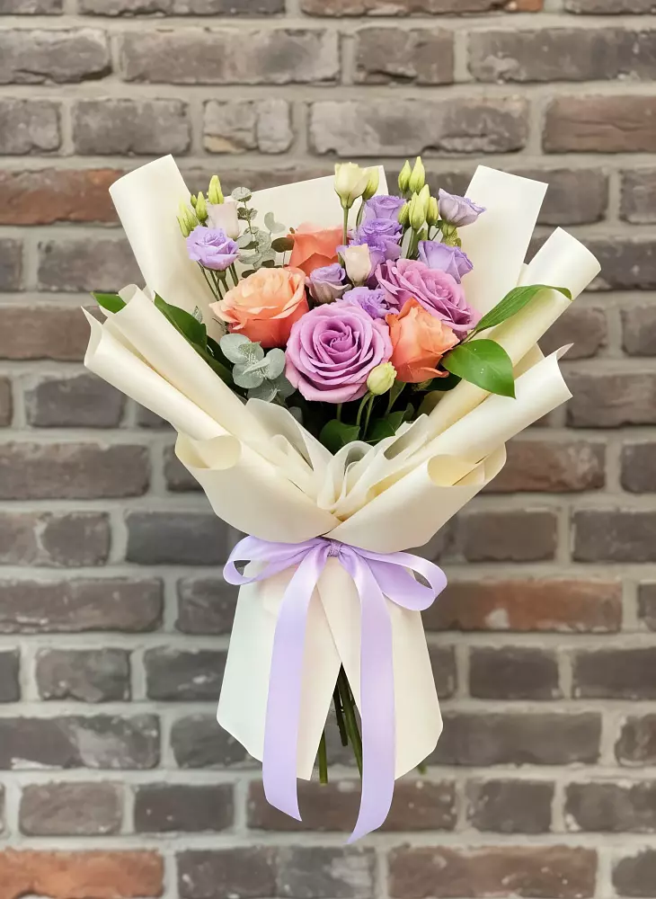 Букет цветов из: Лизиантусы и Розы в Григорово Новгородская область