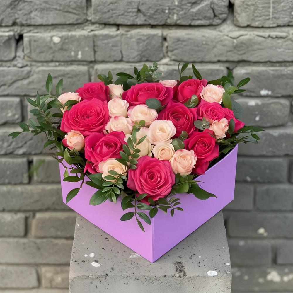 Цветочная композиция из Розы в коробке в Григорово Новгородская область