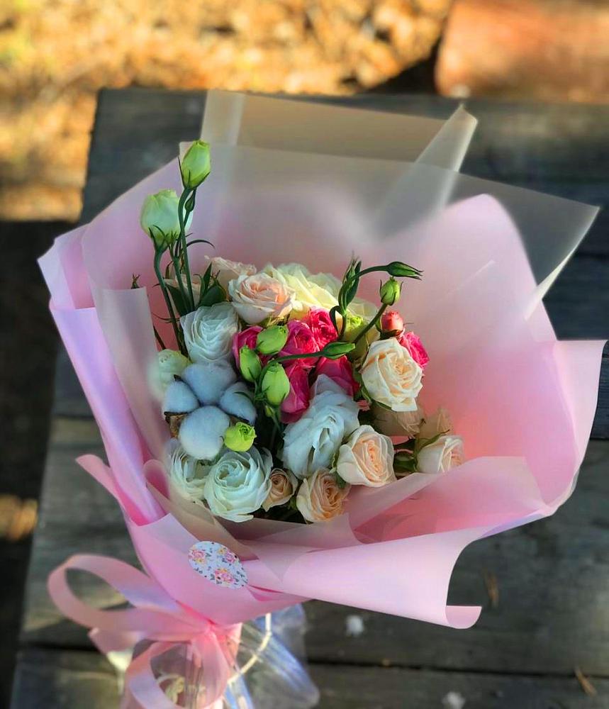 Букет цветов из: Розы и Лизиантусы в Григорово Новгородская область