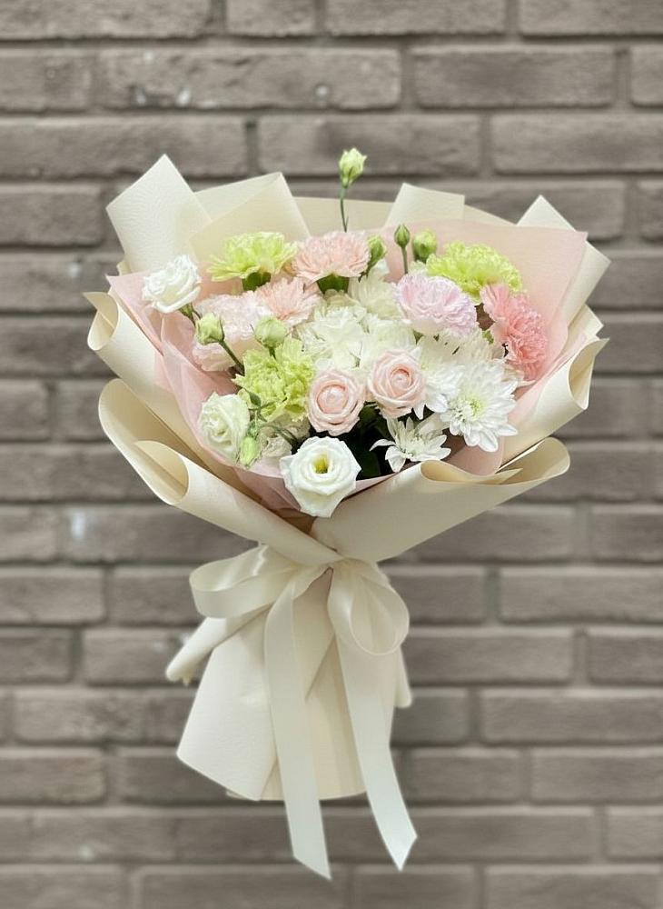 Букет цветов из: Гвоздики, Розы, Лизиантусы и Хризантемы в Григорово Новгородская область