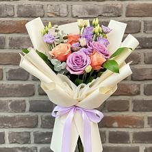 Букет цветов из:  Лизиантусы и Розы в Григорово Новгородская область