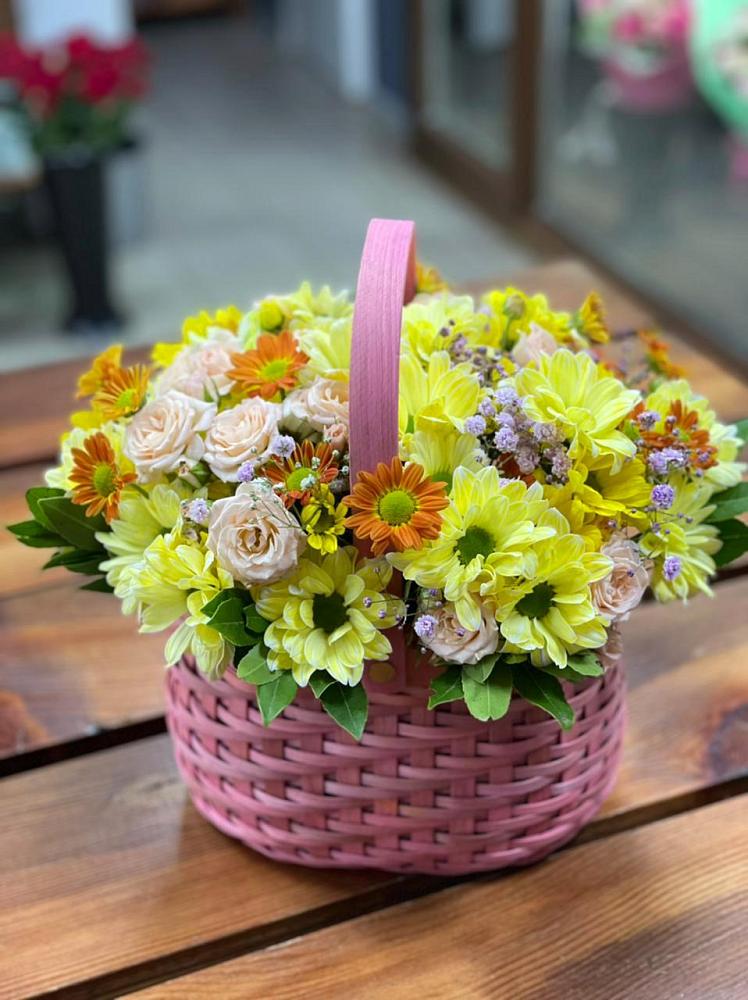 Цветочная композиция из Хризантемы и Розы в корзине в Григорово Новгородская область