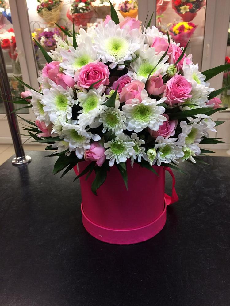 Цветочная композиция из Розы и Хризантемы в шляпной коробке в Григорово Новгородская область