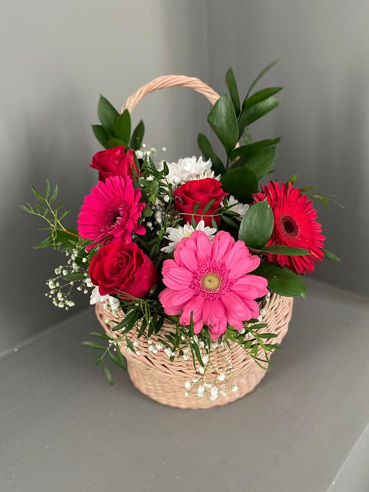 Цветочная композиция из Розы, Хризантемы и Герберы в корзине в Григорово Новгородская область