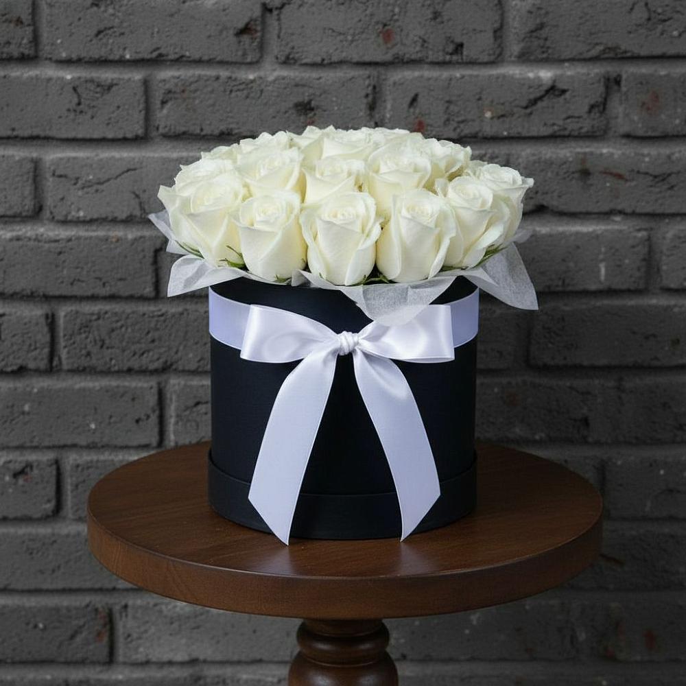 Цветочная композиция из Розы в шляпной коробке в Григорово Новгородская область