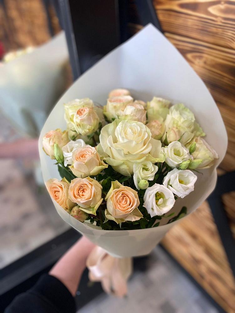 Букет цветов из: Розы и Лизиантусы в Григорово Новгородская область